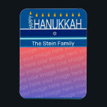 Imán Hannukah menorah foto Magnet<br><div class="desc">Celebrar ocho días y ocho noches del Festival de las Luces con tarjetas Hanukkah y regalos. El festival de las luces está aquí. Encienda la menorah, juegue con el dreidel y festín sobre los lagos y los suganiots. Celebra el espíritu de Hanukkah con amigos, familia y seres queridos deseándoles Feliz...</div>