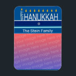 Imán Hannukah menorah foto Magnet<br><div class="desc">Celebrar ocho días y ocho noches del Festival de las Luces con tarjetas Hanukkah y regalos. El festival de las luces está aquí. Encienda la menorah, juegue con el dreidel y festín sobre los lagos y los suganiots. Celebra el espíritu de Hanukkah con amigos, familia y seres queridos deseándoles Feliz...</div>