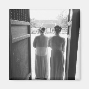 Imán Hanoi Vietnam, Mujeres con Vestido Tradicional Tem