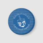 Imán HANUKKAH SAMEACH | Dreidel | Chanukah<br><div class="desc">Elegante imán de frigorífico HANUKKAH SAMEACH con la estrella de David en falso color plateado en un patrón de baldosas y un gran dreidel blanco en el centro. El color de fondo es el azul Tekhelet. El texto dice HANUKKAH SAMEACH en la parte superior y UN GRAN MILAGRO SUCEDIÓ en...</div>