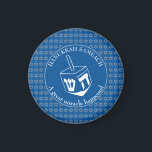 Imán HANUKKAH SAMEACH | Dreidel | Chanukah<br><div class="desc">Elegante imán de frigorífico HANUKKAH SAMEACH con la estrella de David en falso color plateado en un patrón de baldosas y un gran dreidel blanco en el centro. El color de fondo es el azul Tekhelet. El texto dice HANUKKAH SAMEACH en la parte superior y UN GRAN MILAGRO SUCEDIÓ en...</div>