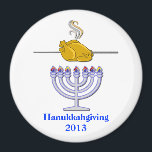 Imán Hanukkahdando Magnet<br><div class="desc">Divertido Thanksgivakkah / imán conmemorativo de Hanukkahdon con gráficos humorísticos de un pavo asado en una barra de escudo sobre una menorah. El texto azul,  en la parte inferior,  dice Thanksgivakkah 2013. ¡Qué momento tan especial para celebrar y no volverá a pasar por 70.000 años!</div>
