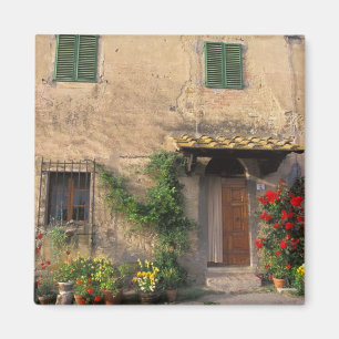 Imán Hermosa casa antigua con flores en San Gimignano