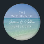 Imán Hermosa fotografía de playa Boda personalizado<br><div class="desc">Este hermoso imán de bodas de playa personalizado cuenta con una serena fotografía del horizonte del océano para una boda de destino en la costa durante el verano. Trate a sus huéspedes con este encantador toque tropical para una tarde de playa en su isla favorita con esta fotografía de bonito....</div>