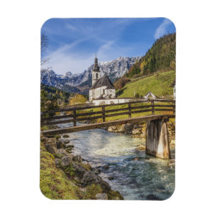 Imán Hermosas montañas con iglesia