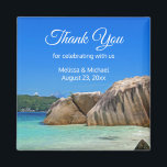 Imán Hermoso Mar Tropical Costa Rocosa Favor de la Boda<br><div class="desc">Un imán de agradecimiento boda con una fotografía de una playa azul turquesa del océano con grandes rocas esparcidas a lo largo de la costa. Lugar tropical luminoso y soleado.</div>