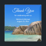 Imán Hermoso Mar Tropical Costa Rocosa Favor de la Boda<br><div class="desc">Un imán de agradecimiento boda con una fotografía de una playa azul turquesa del océano con grandes rocas esparcidas a lo largo de la costa. Lugar tropical luminoso y soleado.</div>