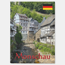 Imán Hermoso pueblo alemán Monschau en viajes de verano