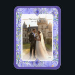 Imán Hibiscus & lace BLUE<br><div class="desc">Para mí, el hibisco es una de las flores más bellas. Mi inspiración aquí, con esta flor, es un romántico patrón de encaje blanco (efecto gráfico) y un patrón de arbusto de hibisco (en los mismos tonos) con un pequeño contorno dorado claro. Les propongo un estilo floral fresco, suave y...</div>