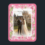 Imán Hibiscus & lace PINK<br><div class="desc">Para mí, el hibisco es una de las flores más bellas. Mi inspiración aquí, con esta flor, es un romántico patrón de encaje blanco (efecto gráfico) y un patrón de arbusto de hibisco (en los mismos tonos) con un pequeño contorno dorado claro. Les propongo un estilo floral fresco, suave y...</div>