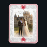 Imán Hibiscus & lace RED<br><div class="desc">Para mí, el hibisco es una de las flores más bellas. Mi inspiración aquí, con esta flor, es un romántico patrón de encaje blanco (efecto gráfico) y un patrón de arbusto de hibisco (en los mismos tonos) con un pequeño contorno dorado claro. Les propongo un estilo floral fresco, suave y...</div>