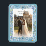 Imán Hibiscus & lace TURQUOISE<br><div class="desc">Para mí, el hibisco es una de las flores más bellas. Mi inspiración aquí, con esta flor, es un romántico patrón de encaje blanco (efecto gráfico) y un patrón de arbusto de hibisco (en los mismos tonos) con un pequeño contorno dorado claro. Les propongo un estilo floral fresco, suave y...</div>