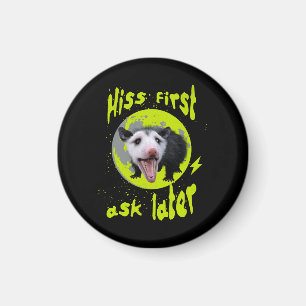 Imán Hiss First Ask Later Divertido Humor de Zarigüeya
