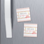Imán Hola Magnet Gorgeous | Banda rosa y Rubor Peony<br><div class="desc">¡Hola preciosa! El imán frigorífico tiene un delicado fondo de rayas rosas, un borde de oro falso y un grupo de peonías en tonos de rubor bonito. Coordina con nuestras suites invitadas de rayas rosadas y Rubor Peony, artículos de oficina, artículos para el hogar y accesorios. El texto es totalmente...</div>