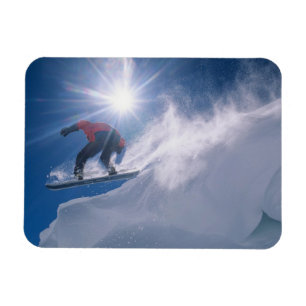 Imán Hombre saltando desde una gran cornisa en una snow