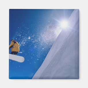 Imán Hombre volando por el aire en una snowboard con