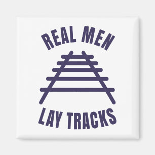 Imán Hombres reales yacen rieles de carril T-Shirt