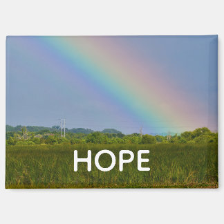 Imán HOPE con imagen de un arcoíris sobre un campo