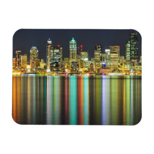 Imán Horizonte de Seattle en la noche con la reflexión