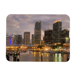 Imán Horizonte financiero de Miami en la oscuridad