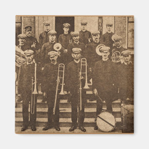 Imán Huelga encima de la banda