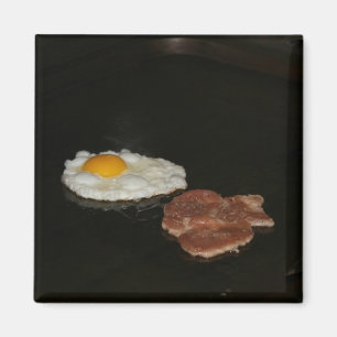 Imán Huevo frito y hamburguesa en el puesto de la calle