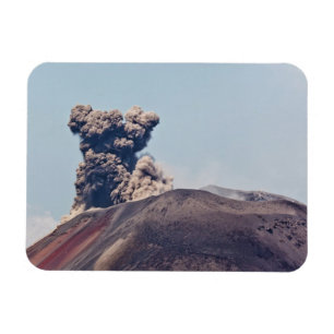 Imán Humo escapando del volcán activo Anak Krakatau