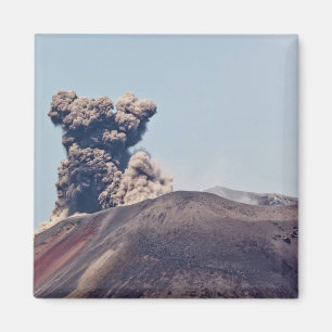 Imán Humo escapando del volcán activo Anak Krakatau