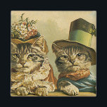 Imán Humor del vintage, gatos del novio de la novia del<br><div class="desc">Imagen divertida del humor del ilustracion del vintage que ofrece los gatos de tabby del Victorian que llevan los gorras. Un boda del mascota del amor y del romance diseña con una novia y un novio del gato. La novia está llevando un gorra floral elegante de la flor y el...</div>
