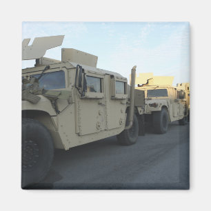 Imán Humvees se sienta en el embarcadero en la ciudad