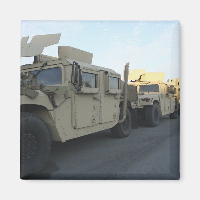 Imán Humvees sentados en el muelle de Morehead City (Frente)
