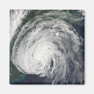 Imán Huracán Earl a mitad del Atlántico