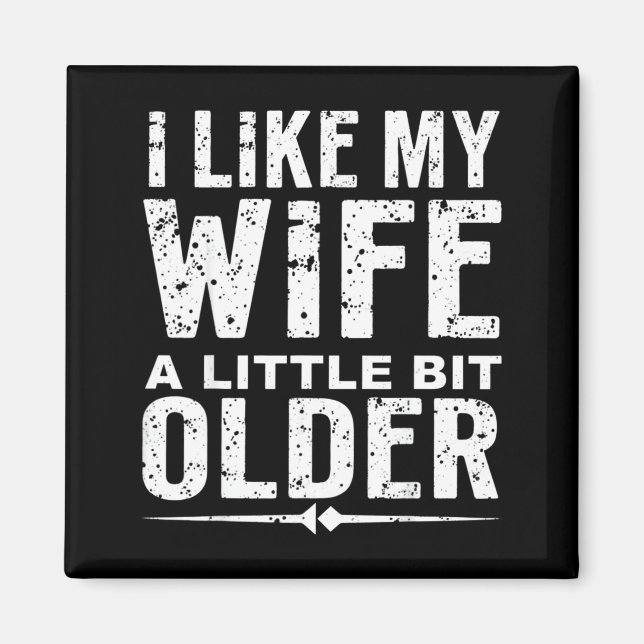 Imán I Like My Wife A Little Bit Older Funny Saying Wom (Frente)
