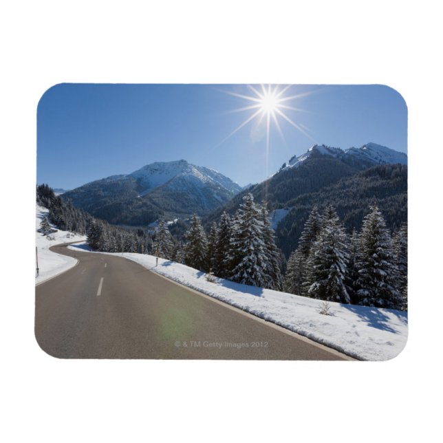 Imán Idílico camino vacío a través de un paisaje invern (Horizontal)