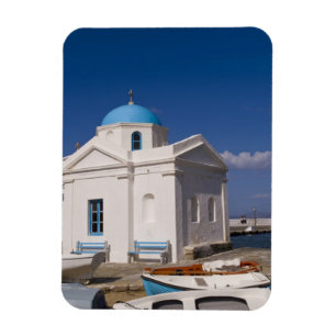 Imán Iglesia blanca en la playa cerca del mar Egeo en