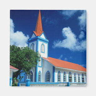 Imán Iglesia colorida en la isla de Tahaa en la