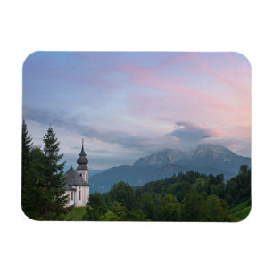 Imán Iglesia con los Alpes al atardecer