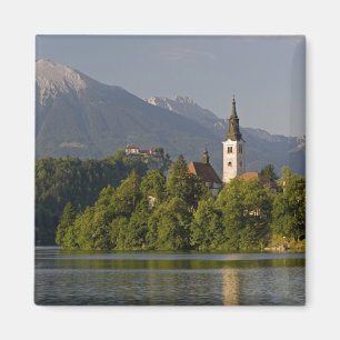 Imán Iglesia de la Asunción en isla en Lago