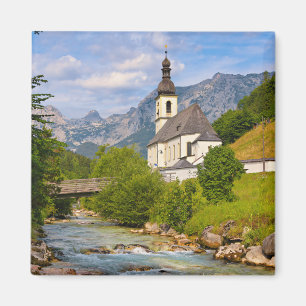 Imán Iglesia de montaña con paisaje de arroyos