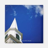 Iglesia de Nueva Inglaterra con cielo azul real