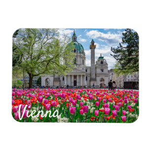 Imán Iglesia de San Carlos en primavera en Viena, Austr