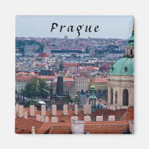 Imán iglesia de San Nicolás y tejados de Praga