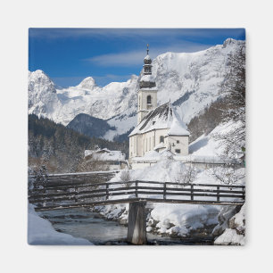 Imán Iglesia en la nieve con los Alpes