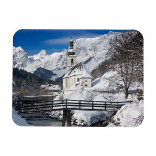 Imán Iglesia en la nieve con los Alpes