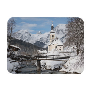 Imán Iglesia en la nieve con los Alpes en invierno