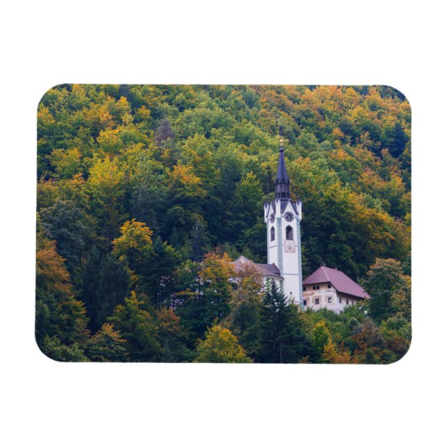 Imán Iglesia en un bosque en caída de Eslovenia (Horizontal)