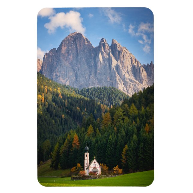 Imán Iglesia frente a las montañas Dolomitas en Italia (Vertical)