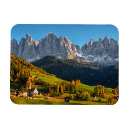 Imán Iglesia y pueblo con paisaje montañoso