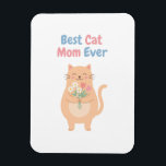 Imán Ilustración de gato melocotón lindo sosteniendo fl<br><div class="desc">Un dulce gato de color melocotón que sostiene un ramo de margaritas y tulipanes con el texto Mejor Mamá Gato del Mundo.</div>