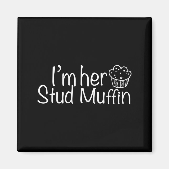 Imán Im Her Stud Muffin Funny Couples Valentine Day App (Frente)